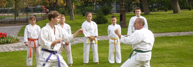 Karate bemutat a szabadban